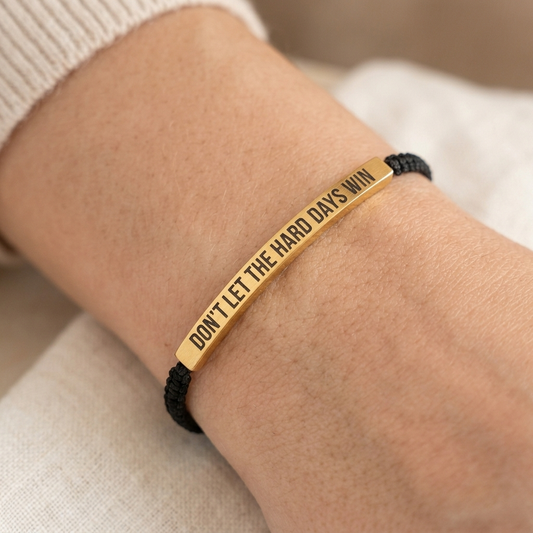 Draag elke dag een subtiele herinnering aan je innerlijke kracht met de Elena armband. De inspirerende boodschap en het minimalistische design helpen je om gefocust te blijven, zelfs op de moeilijkste dagen.

Een stijlvol sieraad met betekenis, speciaal ontworpen om je te herinneren aan doorzettingsvermogen, zelfvertrouwen en veerkracht.