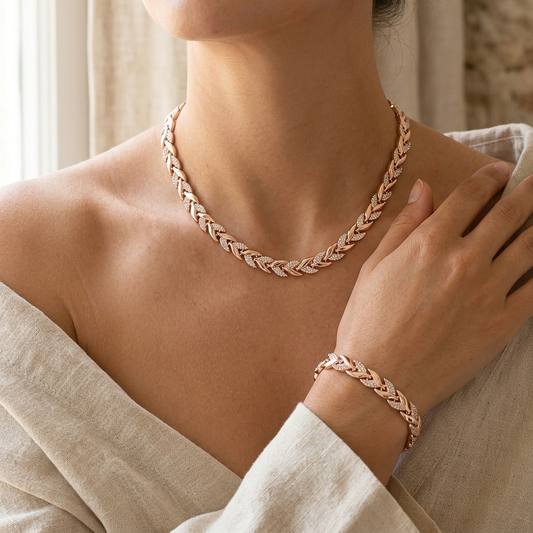 Elk sieraad komt tot leven in onze kleine werkplaats, waar elk detail met zorg wordt geselecteerd, gevormd en met de hand samengesteld.

Past moeiteloos bij elke outfit, een tijdloos accessoire dat elke look een elegante, verfijnde uitstraling geeft.

Ontworpen om jarenlang mooi te blijven, gemaakt met aandacht voor duurzaamheid en een blijvende glans die niet snel vervaagt.
